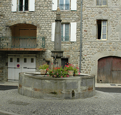 Jaujac - Fontaine de la place Saint Bonnet  